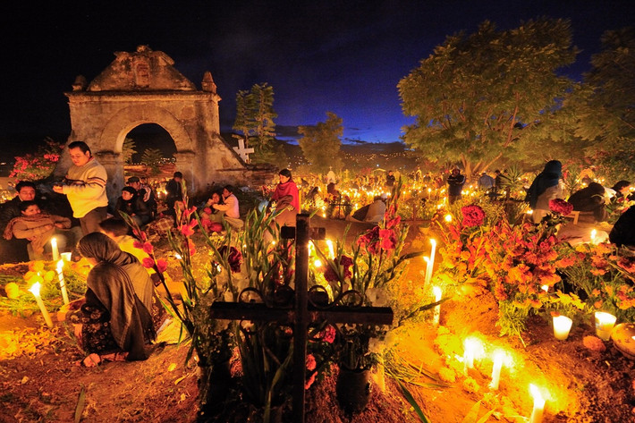 Lễ hội Día de los Muetos (Ngày của người chết) được tổ chức thường niên vào 2 ngày đầu tiên trong tháng 11 tại Mexico. Lễ hội bắt nguồn từ vài nghìn năm trước ở thành phố Oaxaca, phía đông nam đất nước này. Ảnh: National Geographic.