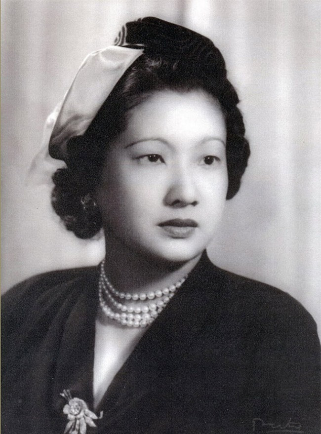 br/> Sau khi được tấn phong, Nam Phương Hoàng hậu được vua Bảo Đại ban nhiều đặc ân sánh ngang với vua chúa thời bấy giờ. Bà được tự do phục sức màu Vàng- màu chỉ có vua chúa mới được dùng. Bà dọn về ở điện Kiến Trung cùng vua- nơi được tân trang sửa chữa theo kiến trúc Phương Tây, như một kiểu để bà được thấy sự quen thuộc của những năm tháng sống ở Pháp.