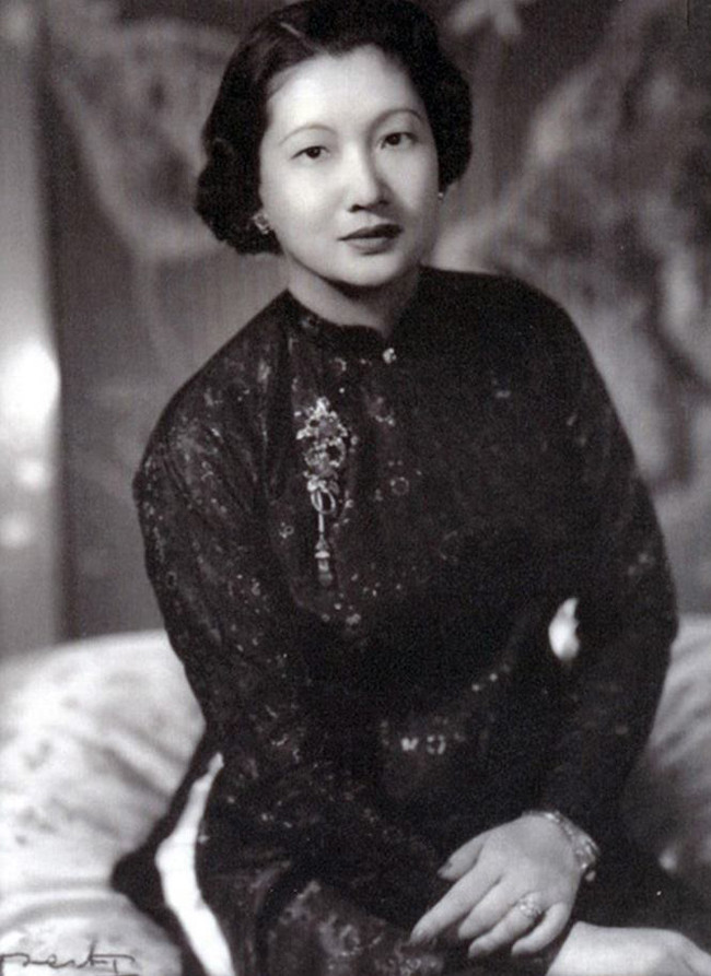 Do tình hình chính trị, vua Bảo Đại phải thoái vị vào năm 1945 và sang Trung Hoa với lý do “thăm viếng” nhưng sau đó không trở về. Năm 1947 Nam Phương hoàng hậu cũng sang Pháp cùng các con, bắt đầu một cuộc sống lưu vong dài đằng đẵng.