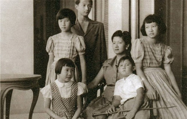 br/> Sau đó, 4 người con còn lại lần lượt ra đời nên công việc chủ yếu của bà là nuôi dạy các công chúa hoàng tử. Ngoài ra, bà hay làm từ thiện, tham gia vào việc vận động ủng hộ việc đưa môn nữ công gia chánh vào trường học, động viên, phát thưởng cho các học sinh giỏi,…