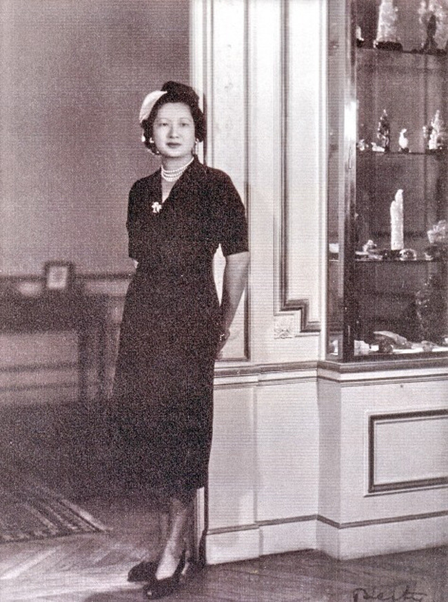 Nam Phương Hoàng hậu rời Việt Nam năm 1947. Những năm cuối đời, bà sống lặng lẽ cùng các con tại Perche, một làng cổ ở vùng Limousin nước Pháp.