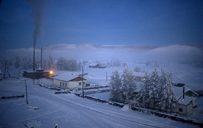 Ngôi làng Tomtor trong thung lũng Oymyakon nằm tại độ cao khoảng 750 m so với mực nước biển. "Oymyakon" có nghĩa là "nước không đóng băng". Tuy nhiên, ngay cả rượu cũng có thể đóng băng ở đây. Hầu hết các ngôi nhà vẫn đốt than và gỗ để sưởi ấm, sở hữu một số tiện nghi hiện đại như các nơi khác. Ảnh: Sputnik news.