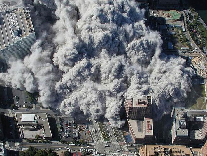 Osama bin Laden ban đầu phủ nhận mọi cáo buộc liên quan, nhưng vào năm 2004, ông ta đã nhận trách nhiệm, viện lý do hành động là vì Mỹ ủng hộ Israel, triển khai quân tại Ảrập Xêút và trừng phạt Iraq. Ảnh: Hình ảnh từ trên cao được hãng ABC News ghi lại.