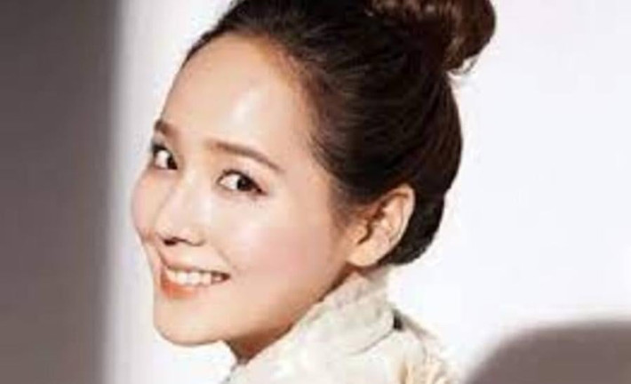 Trán cao: Đây là bộ phận thể hiện công danh của một người. Phụ nữ có trán cao lấy được chồng giàu có, cuộc đời sung túc. Phụ nữ có trán nhiều gân guốc, lõm bẹt thì không tốt. Người có trán quá thấp cuộc đời gặp nhiều truân chuyên. Phụ nữ có tráng trơn láng, sáng như ngọc thì vận mệnh cực kì tốt.