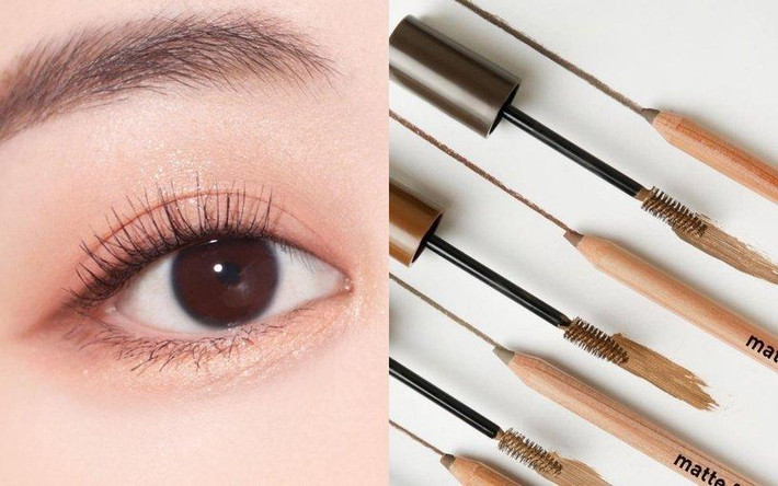 Bước 4: Kẻ mi màu nâu Để trang điểm mắt thuần khiết như Han So Hee thì nên tránh những đường kẻ sắc nét. Vì vậy việc thay thế bút kẻ mắt bằng lông mi có thể tạo ra một cảm giác tự nhiên. Có thể uốn mi trước, chuốt mascara nâu để tăng cảm giác ngây thơ. Nàng cũng có thể kết hợp với cách trang điểm mắt nâu dạng bột, nếu muốn kẻ eyeliner thì nên dùng eyeliner bên trong để nhấn mạnh đường viền của mắt.