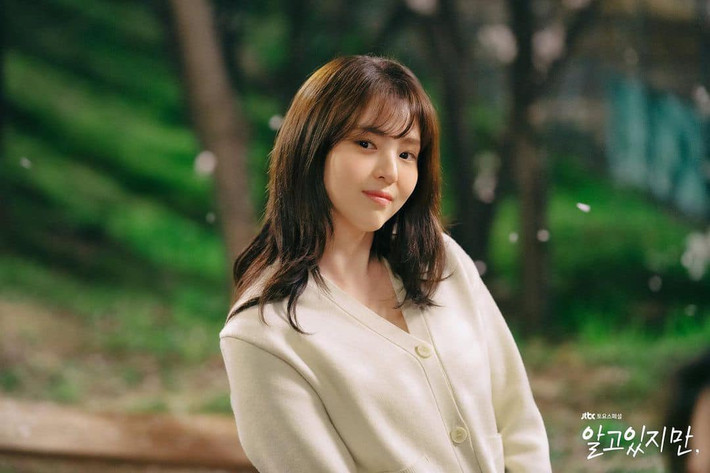 Han So Hee là một mỹ nhân xinh đẹp nổi bật của làng phim Hàn. Khi mới gia nhập nền giải trí, nữ diễn viên gây ấn tượng với gương mặt hao hao giống Song Hye Kyo.