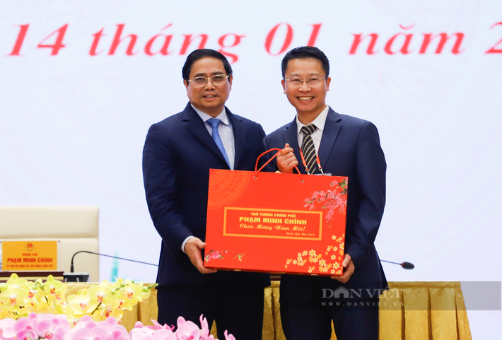 Thủ tướng Chính phủ Phạm Minh Chính trao tặng quà Tết cho các kiều bào tiêu biểu.