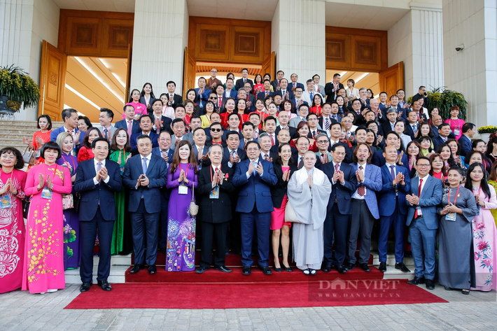 Thủ tướng Chính phủ Phạm Minh Chính chụp ảnh lưu niệm cùng bà con kiều bào tại Văn phòng Chính phủ.
