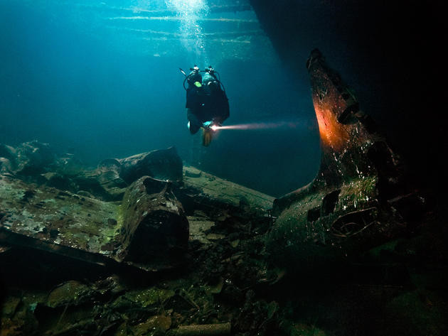 Các phi cơ loại A6M “Zero" và đuôi máy bay ném bom Mitsubishi G4M nằm bên trong tàu vận chuyển Fujikawa Maru.