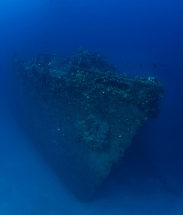 Mũi tàu vận chuyển Nippo Maru bị đánh chìm vào ngày 16/4/1944.