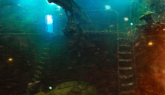 Hình ảnh trong phòng động cơ tàu Unkai Maru.