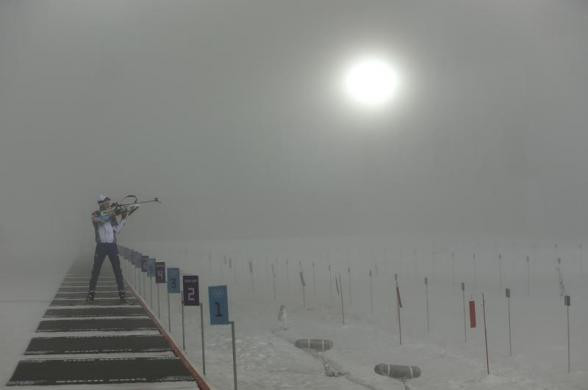 Một vận động viên tập bắn súng trước khi diễn ra vòng loại nội dung biathlon cự ly 15 km hôm 16/2.