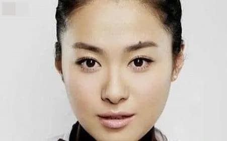 4. Có nốt ruồi phía trên lông mày Nốt ruồi phía trên lông mày không phải là một dấu hiệu tốt. Trong số đó: Nếu có một nốt ruồi trên lông mày gần lông mày, điều đó thường báo hiệu những vấn đề tài chính ngắn hạn, chẳng hạn như thiếu tiền để trang trải các chi phí hàng ngày như tiền thuê nhà.