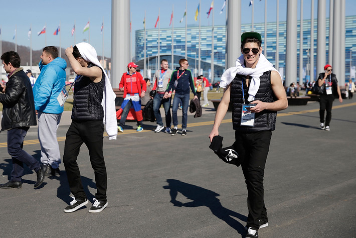 Những người hâm mộ dùng áo và kính râm để che bớt cái nắng oi ả ở Sochi.