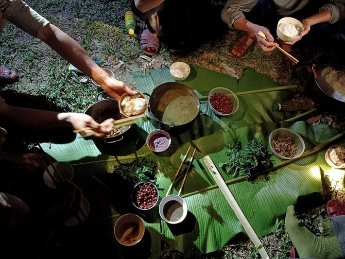 Bữa ăn đạm bạc giữa rừng của đội Anti Poaching. Nhiều tháng ròng họ “ăn rừng ngủ rừng“, bám rừng để gỡ bẫy, cứu từng con thú dính bẫy. Ảnh: SVW