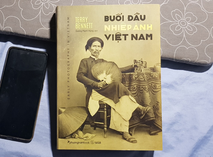 Với tác phẩm Buổi đầu nhiếp ảnh Việt Nam (Early photography in Vietnam), Terry Bennett đã khôi phục gần như toàn cảnh về lịch sử ra đời, phát triển của nhiếp ảnh Việt Nam từ cuối thế kỷ XIX đến giữa những năm 1950. Cuốn sách là cẩm nang cho độc giả, nhà nghiên cứu quan tâm đến nhiếp ảnh nước nhà.