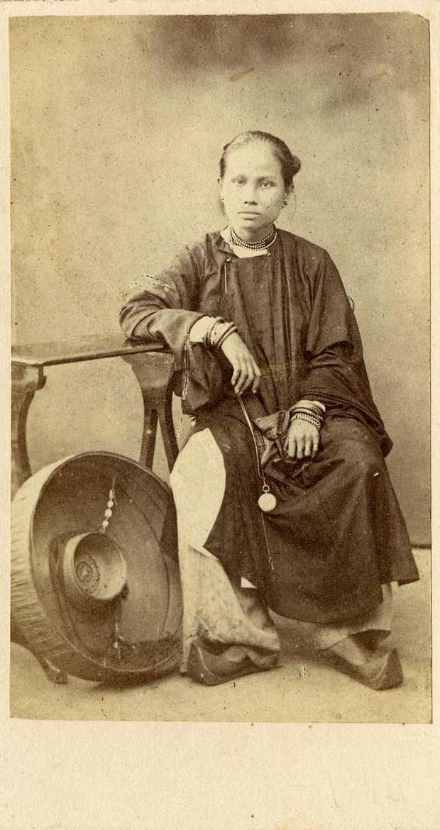 Ảnh được chú thích: Thiếu nữ An Nam, do Clément Gillet chụp khoảng 1864-1867. Ông được cho là người mở hiệu ảnh thương mại đầu tiên ở Việt Nam năm 1863.