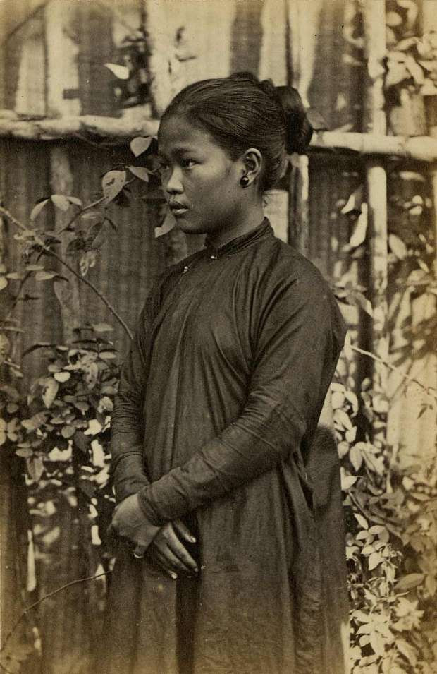 Bức ảnh do John Thomson (1837-1921) chụp thiếu nữ Sài Gòn. Thời gian chụp khoảng 1867-1868, ứng với quãng thời gian Thomson đến thăm, làm việc tại Sài Gòn và Chợ Lớn.