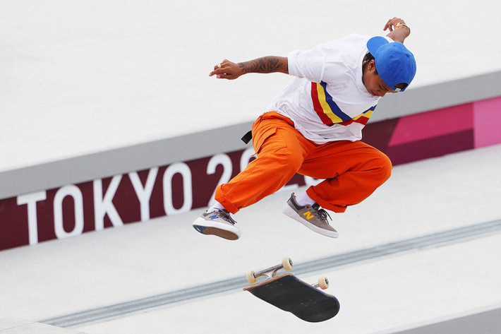 Trượt ván là môn thể thao lần đầu được đưa vào thi đấu tại Olympic. Theo Fashionista, những ông lớn trong ngành thời trang đã tận dụng cơ hội để quảng bá hình ảnh bằng cách tạo ra họa tiết trên trang phục cho mỗi quốc gia tham dự thế vận hội. Thậm chí, gu ăn mặc các vận động viên cũng nhận được sự quan tâm của người hâm mộ.