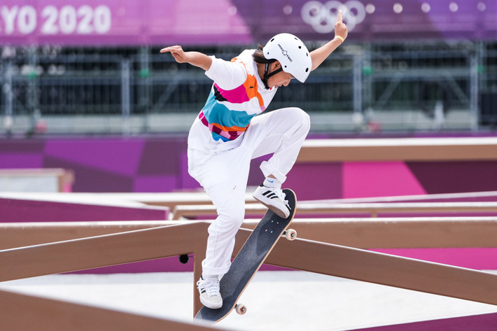 Theo Japantimes, Momiji Nishiya trở thành vận động viên trẻ nhất giành huy chương vàng Olympic trong lịch sử thể thao Nhật Bản dù chỉ mới 13 tuổi. Xuất hiện tại các ngày thi, cô bé chuộng trang phục tông trắng với phom dáng rộng thoải mái đi cùng sneakers adidas. Để tạo điểm nhấn, Momiji mặc áo thun in họa tiết pop-art màu sắc của Nike SB x Parra. Theo các tạp chí, chiếc áo mà nữ vận động viên diện hết hàng ngay khi hãng bày bán.