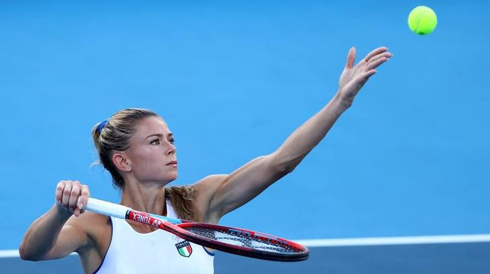 Camila Giorgi (sinh năm 1991) là ngôi sao tennis đại diện cho đội tuyển Italy tại Thế vận hội Olympic 2020 tại Tokyo, Nhật Bản. Dù đã phải dừng chân tại đấu trường này sau khi thua trận trước tay vợt Ukraine Elina Svitolina, Giorgi vẫn nhận được sự ủng hộ từ người hâm mộ. Cô không chỉ thu hút người theo dõi bởi lối chơi quyết liệt mà còn nhờ nét đẹp cuốn hút. Cô nàng được mệnh danh "bông hồng làng banh nỉ" và nằm trong danh sách những tay vợt nữ quyến rũ nhất thế giới.