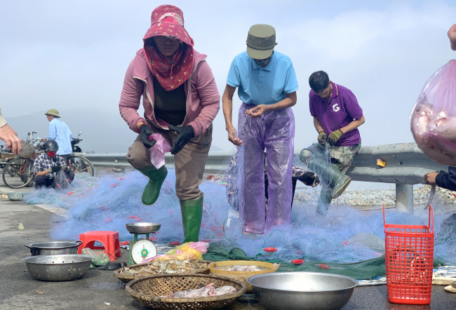 Mỗi ngày ra khơi chừng 4 tiếng, một thuyền gồm 3 lao động có thể bắt được từ 20 - 50kg cá cháo. Nếu may mắn bủa lưới trúng luồng cá lớn, có thể thu về gần 100kg trong một buổi.