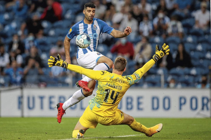 Taremi ghi 20 bàn và có 15 kiến tạo cho Porto kể từ đầu năm 2021. Trong trận đấu giữa Porto và Gil Vicente ở giải VĐQG Bồ Đào Nha ngày 25/9, Taremi để lại dấu ấn khi ghi bàn từ khoảng cách 45 m. Chân sút sinh năm 1991 đã có 4 bàn và 1 kiến tạo cho Porto kể từ đầu mùa giải 2021/22. Trong màu áo ĐTQG Iran, Taremi ghi 22 bàn sau 47 lần ra sân.