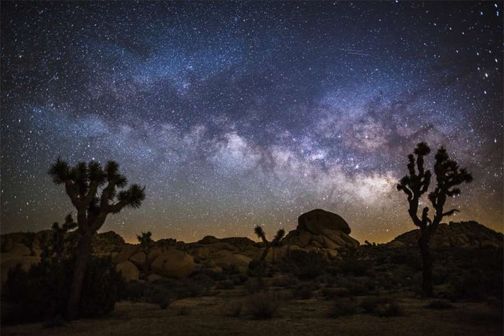 Vườn Quốc gia Joshua Tree, California, Mỹ: Vườn quốc gia này từng được cho là một căn cứ ngầm của người ngoài hành tinh. Đây cũng là khu vực đặt Trung tâm Nghiên cứu Trí tuệ ngoài Trái Đất (CETI) - một viện nghiên cứu tìm kiếm các dấu hiệu của sự sống ngoài không gian để chứng minh rằng chúng ta không cô độc trong vũ trụ này.