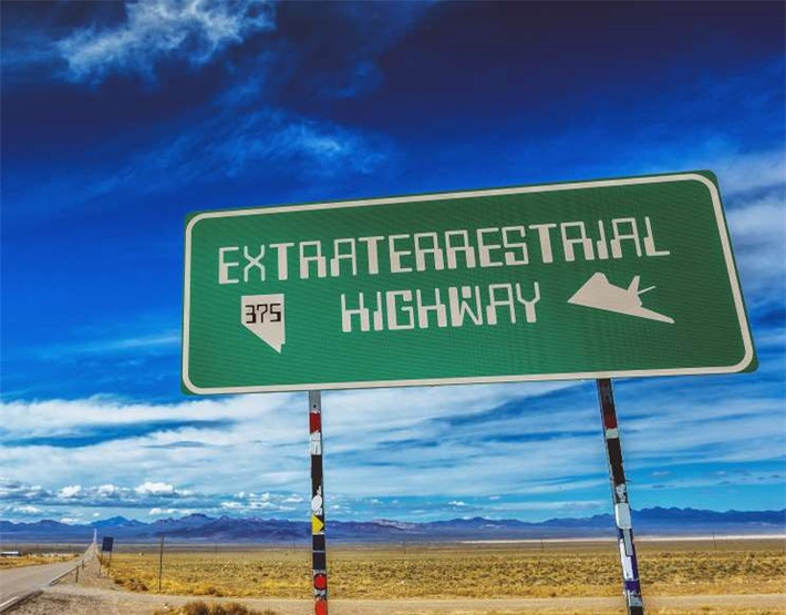 Cao tốc Extraterrestrial Highway, Nevada, Mỹ: Trải dài trên 160 km gần Khu vực 51, cao tốc "ngoài hành tinh" Extraterrestrial Highway là một địa điểm ghi nhận vô số trường hợp trông thấy UFO và những ánh sáng kỳ lạ.