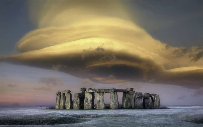 Wiltshire, Anh: Những câu chuyện về UFO ở Wiltshire bắt đầu vào Giáng sinh năm 1964 khi những người dân địa phương kể lại họ thấy có "sóng xung kích" và một "ngọn lửa màu cam kỳ quái" trên bầu trời. Kể từ đó, khu vực này ghi nhận một số hiện tượng kỳ lạ liên quan đến UFO, trong đó xảy ra gần đây nhất là vào tháng 2/2016.