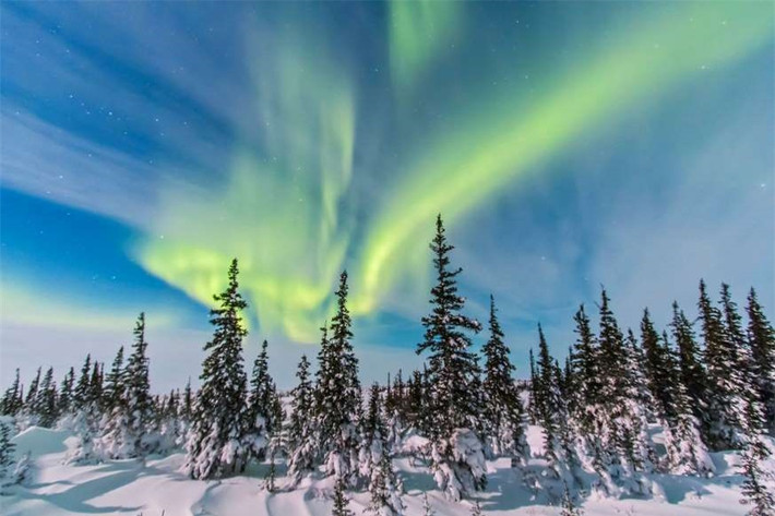 Manitoba, Canada: Sự việc ở hồ Falcon năm 1967 là trường hợp trông thấy UFO nổi tiếng nhất ở Canada. Việc này xảy ra khi 1 người đàn ông trở về nhà và bị ốm sau khi dành ngày cuối tuần ở khu vực này. Người đàn ông trên khẳng định ông đã trông thấy 2 vật thể hình điếu xì gà va vào ông với những luồng khí nóng và thiêu cháy quần áo của ông. Sau đó, nhiều người dân địa phương cũng cho biết họ từng trông thấy những quả cầu lửa màu đỏ và các vật thể hình bánh xe trên bầu trời.