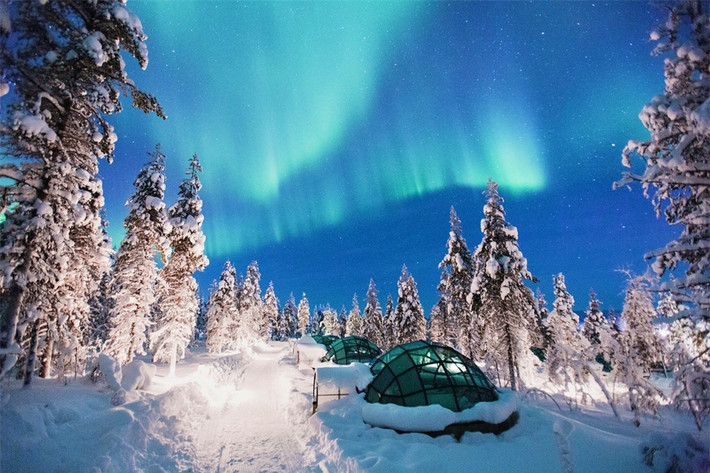 Kakslauttanen Arctic Resort (Phần Lan): Các "lều tuyết" tại đây đều làm từ kính trong suốt và có khả năng giữ nhiệt cao. Bên trong mỗi phòng trang bị giường ngủ lớn, di chuyển tự động để giúp bạn dễ dàng quan sát hiện tượng cực quang lộng lẫy. Ban ngày, du khách sẽ trải nghiệm dịch vụ xông hơi khô, thưởng thức các sản phẩm của nhà máy bia hoặc tham gia trượt tuyết ngay gần đó.
