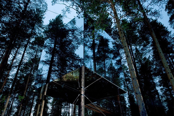 Treehotel (Thụy Điển): Tọa lạc giữa rừng thông rộng lớn, du khách tới "khách sạn trên cây" sẽ có cơ hội hòa hợp với thiên nhiên ngay trong chính căn phòng ngủ của mình. Cabin Mirrorcube trở nên đặc biệt với khả năng đánh lừa thị giác bằng cách "tàng hình" bởi những tấm gương phản chiếu xung quanh. Ngoài ra, căn phòng đặc biệt có tên "thứ 7" sở hữu thiết kế bằng kính trong suốt từ trần đến sàn nhà, sân thượng được làm bằng sàn lưới.