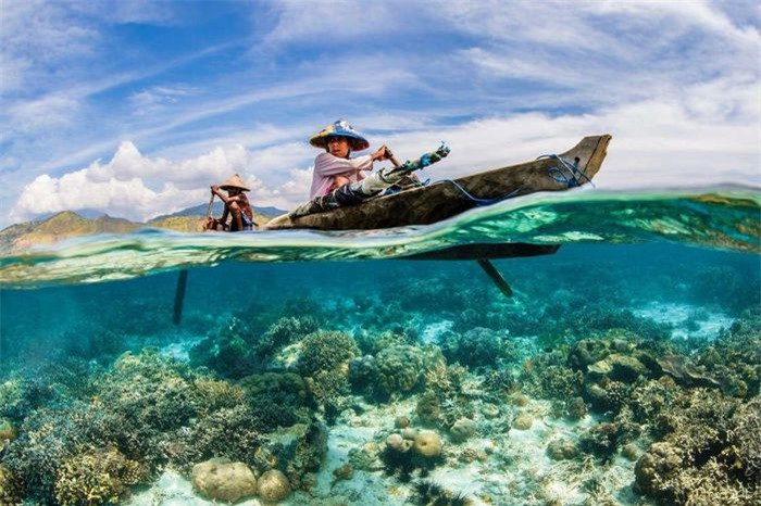 Bức ảnh chụp ngư dân địa phương ở Indonesia này đã giành vị trí đầu tiên trong hạng mục Đại dương, Cuộc sống và Sinh kế. Tác phẩm được chụp bởi nhiếp ảnh gia người Mỹ, Renee Capozzola. Cô cho biết những ngư dân này đang câu cá bằng tay gần quần đảo Solor, Indonesia.