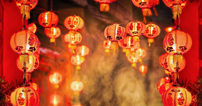 Trung Quốc: Tết Nguyên đán là ngày lễ quan trọng nhất đối với người Trung Hoa. Nếu người Việt Nam chỉ làm mâm cúng tổ tiên vào đêm giao thừa thì tại Trung Quốc, các thành viên trong gia đình sẽ đoàn tụ và cùng nhau ăn bữa cơm chào đón năm mới. Bữa cơm giao thừa được cho là rất quan trọng bởi điều đó thể hiện sự hạnh phúc của gia đình. Ảnh: Cambridge News.