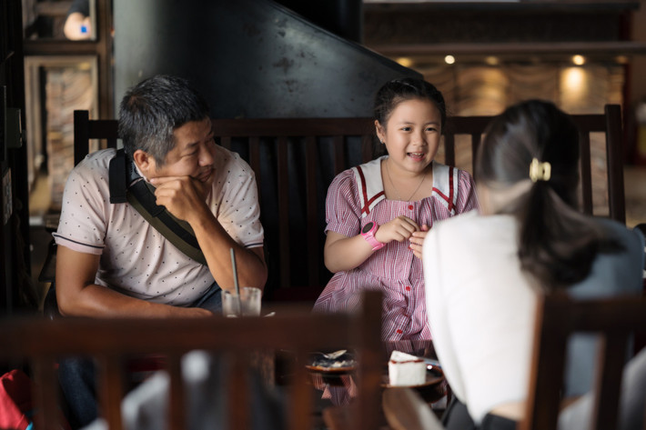 "Con vẫn thích đến lớp, chơi và ăn quà cùng các bạn. Các bạn trên lớp không ai để ý con là diễn viên hay có nổi tiếng không, các bạn chỉ hay đùa rằng nếu hôm nào có diễn viên nào tới nhà con thì nhớ gọi các bạn qua chơi cùng thôi", cô bé nói.