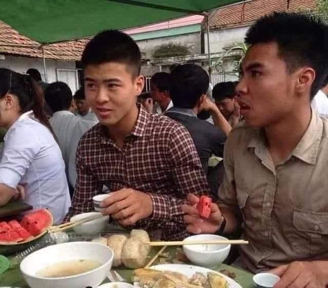 Đoàn Văn Hậu nhanh chóng "bắt trend" khi chia sẻ loạt hình ảnh cũ của các đàn anh Duy Mạnh và Đức Huy trong một lần hai cầu thủ cùng đi ăn đám cưới. Cầu thủ quê Thái Bình còn bình luận thêm nhiều ảnh "dìm hàng" Thành Chung, Tiến Linh, Đình Trọng.