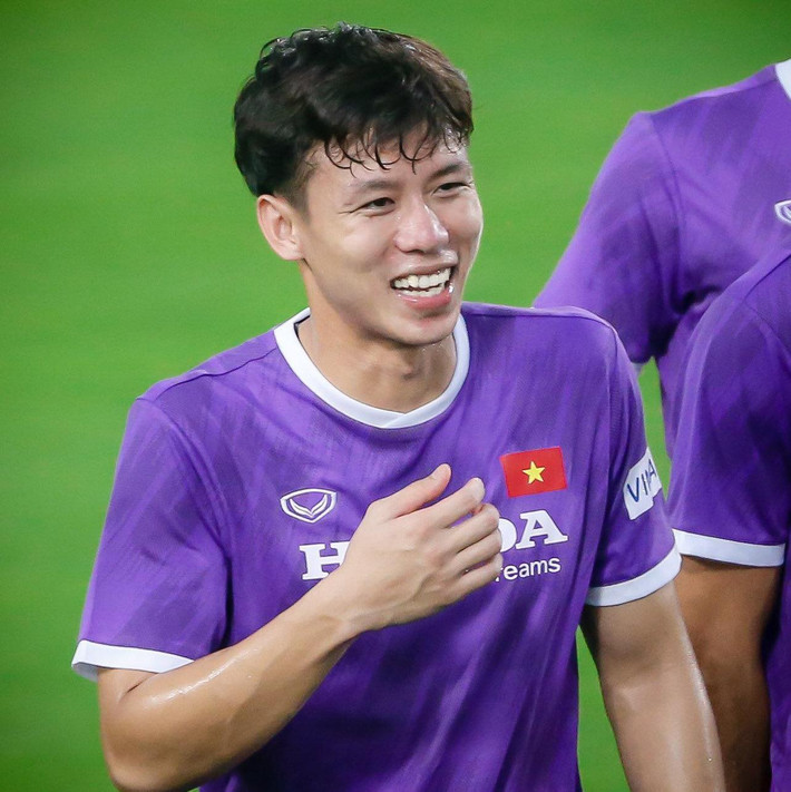Thay ảnh đại diện Facebook sau khi kết thúc hành trình tại vòng loại thứ hai World Cup 2022, song Quế Ngọc Hải cũng bị đồng đội đăng lên mạng bức ảnh cách đây nhiều năm. Nhiều fan ngưỡng mộ khi "ông bố trẻ" có ngoại hình ngày càng điển trai, thu hút. Quế Ngọc Hải đang cùng các cầu thủ CLV Viettel cách ly tại Thái Lan trong thời gian chờ giải đấu AFC Champions League. Ảnh: Quế Ngọc Hải.