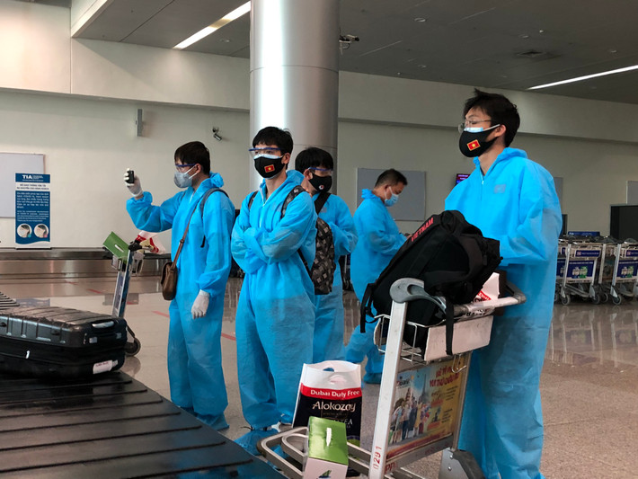 Các cầu thủ đội tuyển quốc gia Việt Nam đang thực hiện cách ly tập trung sau khi trở về từ UAE. Trong thời gian này, thành viên của đội ở riêng trong phòng, không được gặp gỡ nhau. Có thời gian rảnh rỗi, nhiều cầu thủ tích cực tương tác với đồng đội trên mạng xã hội. Ngày thứ 3 cách ly tập trung, các cầu thủ như Đức Huy, Tiến Linh, Văn Hậu khiến fan bật cười khi liên tục "đào mộ" ảnh cũ để trêu chọc nhau. Ảnh: Nhóm phóng viên.