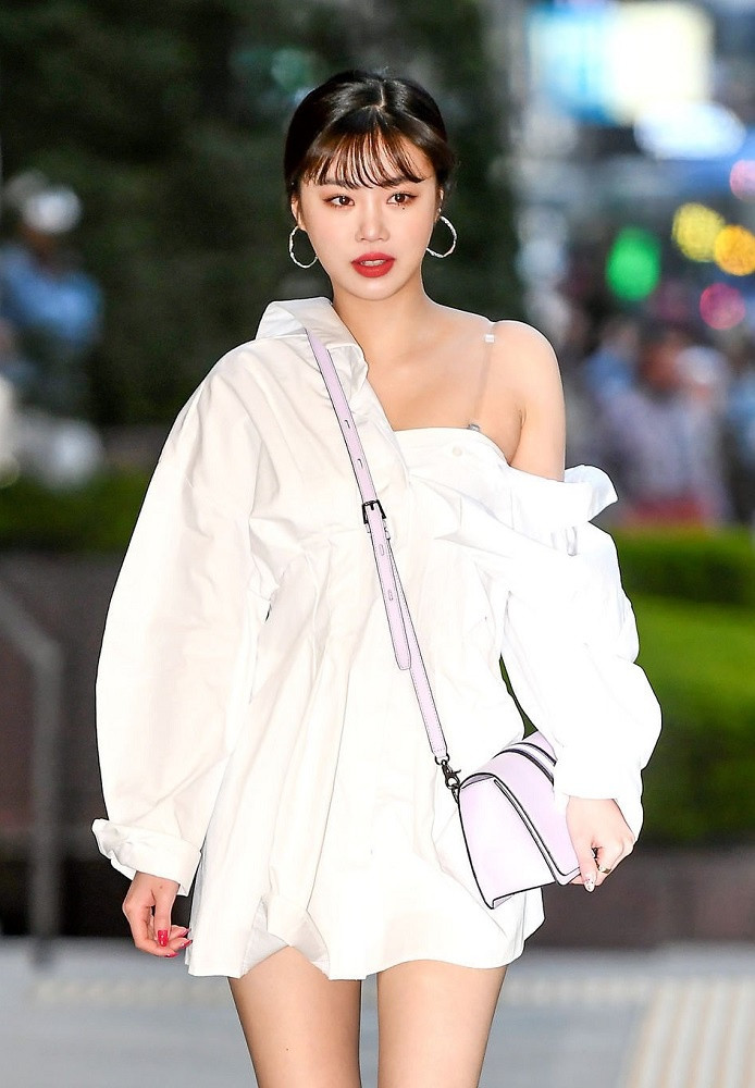 Ngày 14/8, công ty quản lý Cube Entertainment thông báo Seo Soo Jin sẽ rời (G)I-DLE vì scandal bạo lực học đường, nhóm sẽ tiếp tục hoạt động với đội hình 5 thành viên. Quyết định trên nhận được sự ủng hộ của khán giả Hàn Quốc, bởi hình ảnh Soo Jin trong mắt khán giả đã bị đánh đồng với tội phạm.