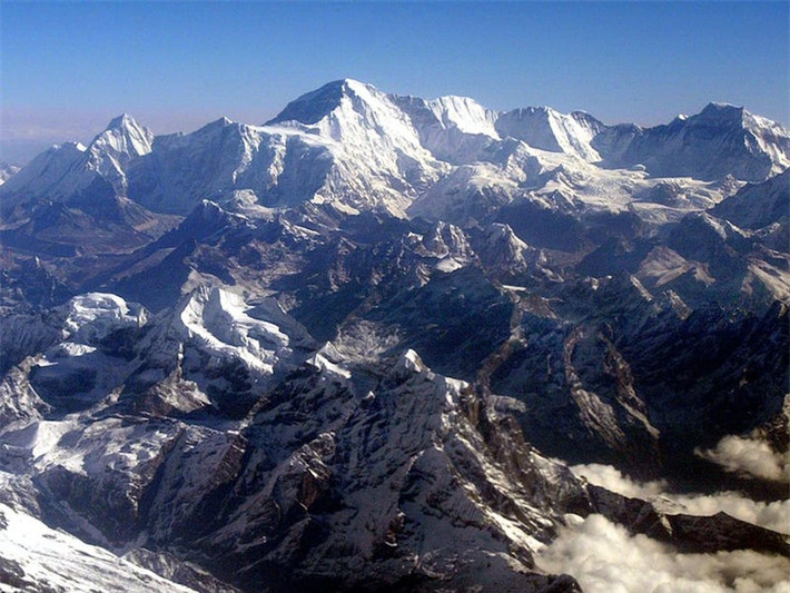 Núi Everest là đỉnh núi cao nhất thế giới. Ở độ cao này, sức ép không khí chỉ bằng 1/3 so với sức ép bình thường ở mực nước biển. Trên độ cao 8.000 mét là khu vực tử thần với sự sinh tồn của con người.