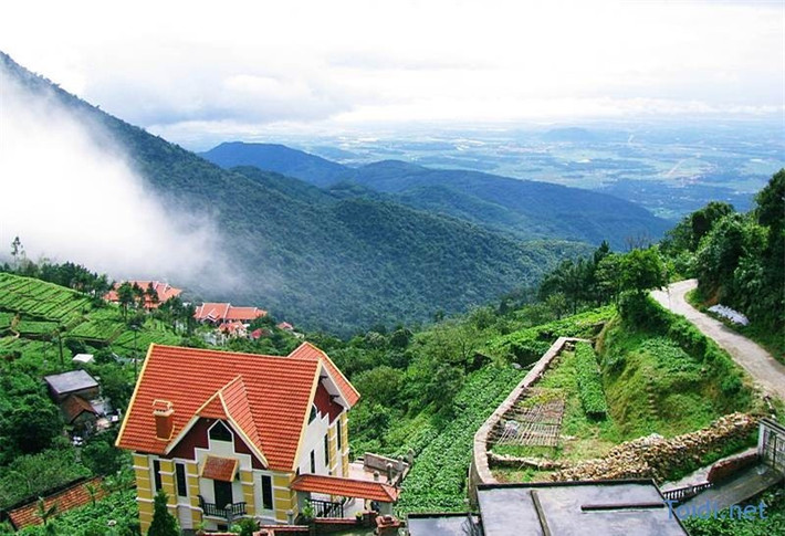 Tam Đảo được người Pháp phát hiện vào cuối thế kỉ 19, đầu thế kỷ 20. Ngay lập tức họ đã cho xây dựng ở nơi đây một khu nghỉ mát với 200 biệt thự, khách sạn, nhà hàng, sân chơi thể thao, bể bơi, sàn nhảy. Ngày nay, những ngôi biệt thự ấy còn lại không nhiều. Ảnh: Toioi.