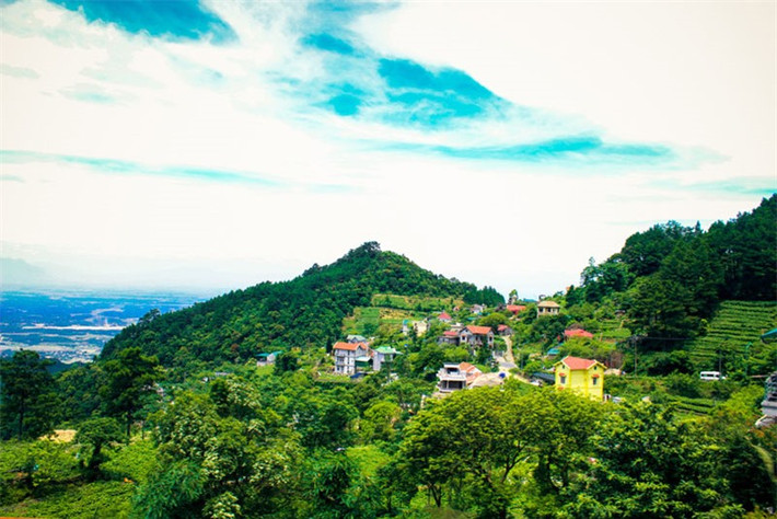 Phía Đông Nam và Nam giáp huyện Bình Xuyên, phía Nam và Tây Nam giáp huyện Tam Dương, phía tây giáp huyện Lập Thạch. Phía Tây Bắc giáp huyện Sơn Dương của tỉnh Tuyên Quang. Phía Bắc và Đông Bắc giáp huyện Đại Từ của tỉnh Thái Nguyên. Ảnh: Tuấn Phong.