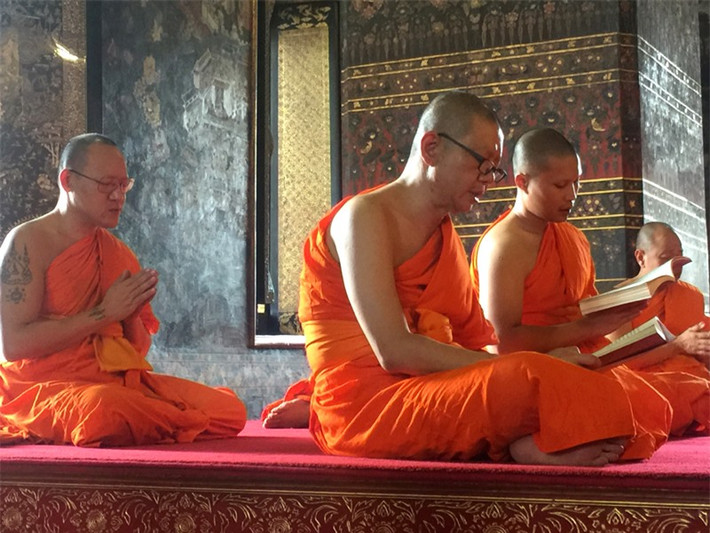 Tụng kinh là hoạt động hàng ngày vào buổi sáng của các nhà sư.