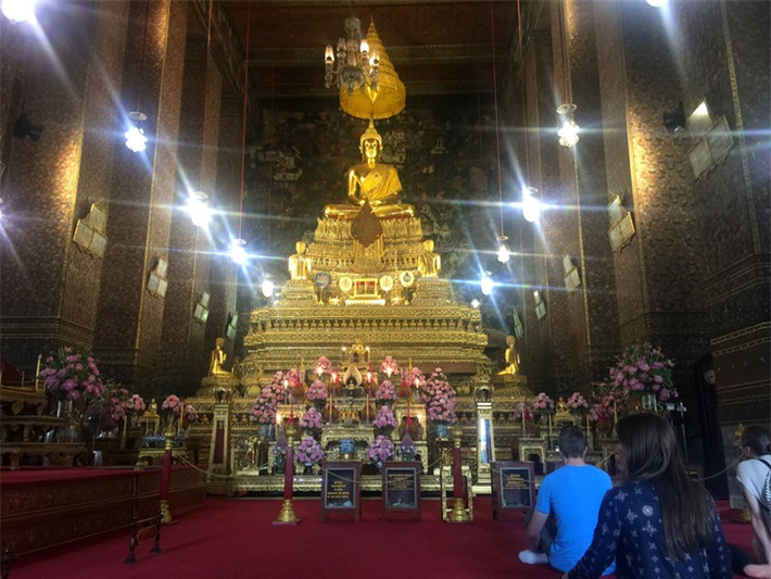 Điện thờ chính của chùa Wat Pho là một tác phẩm nghệ thuật lộng lẫy, tinh tế. Các cửa đều được khảm ngọc, dọc theo tường của điện thờ có hàng loạt những hình chạm khắc công phu.