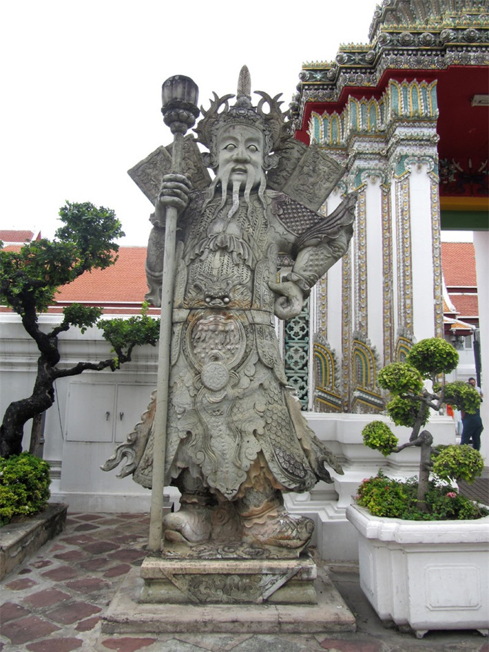 Hai bên cổng có những pho tượng lớn được thiết kế theo hình mẫu của Trung Quốc.