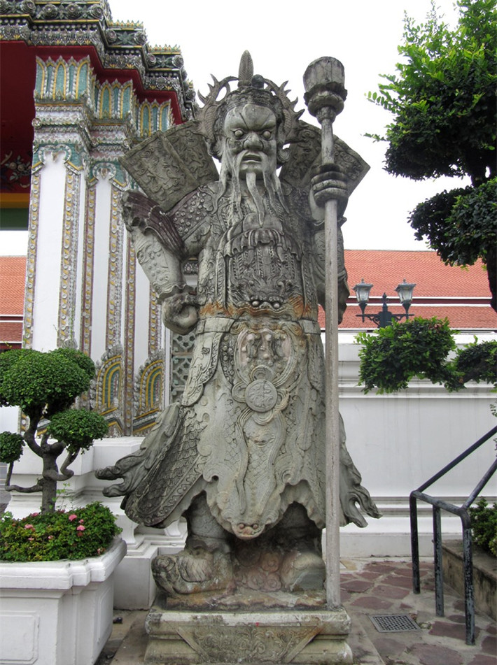 Những ông hộ pháp của chùa đại diện cho quan võ...