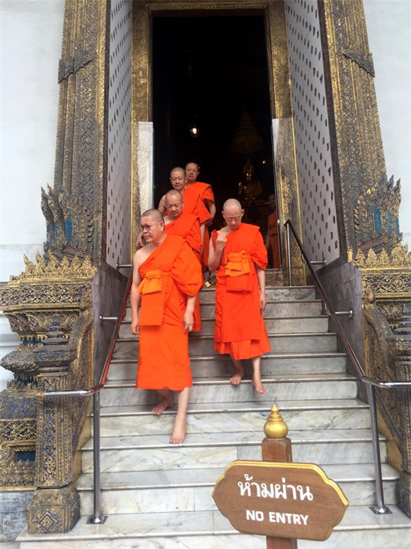 Các nhà sư sau khi tụng kinh xong.