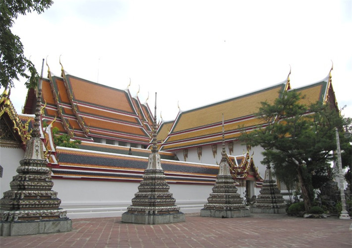 Ngôi chùa được xây dựng từ triều đại vua Rama I, là trường học, bệnh viện và bảo tàng về các tượng Phật.