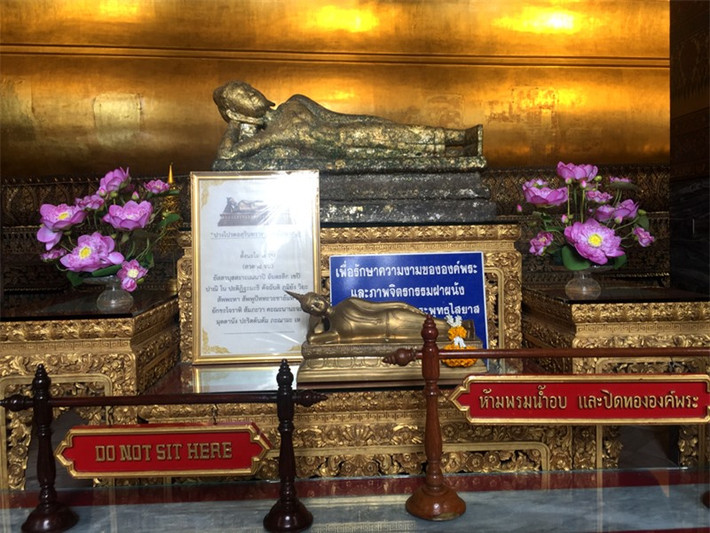 Chùa Wat Pho thu hút khách thập phương vì sự nổi tiếng của bức tượng Phật nằm, dài 46m và cao 15m. Tượng được đổ bằng thạch cao, bên ngoài được phủ kín bằng vàng lá, nằm trên một bệ cũng được dát vàng sáng chói, chạm khắc trang trí rất tỉ mỉ.